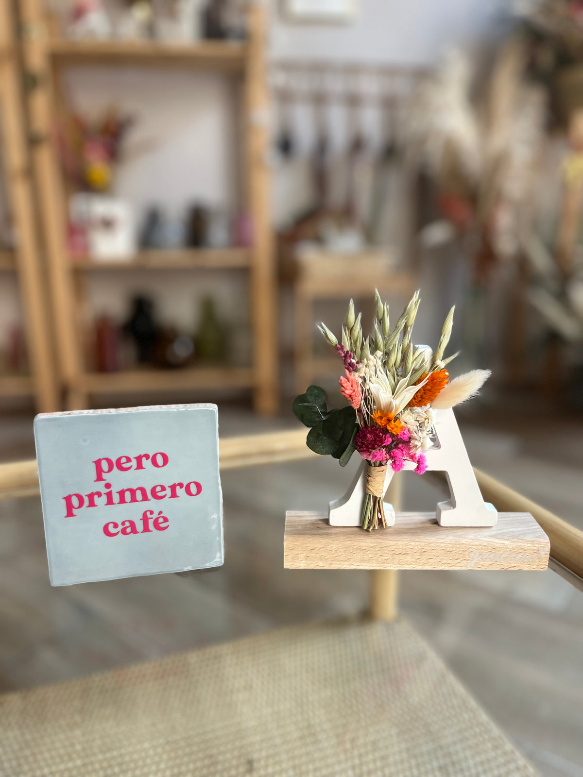 Letra con ramito de flor preservada