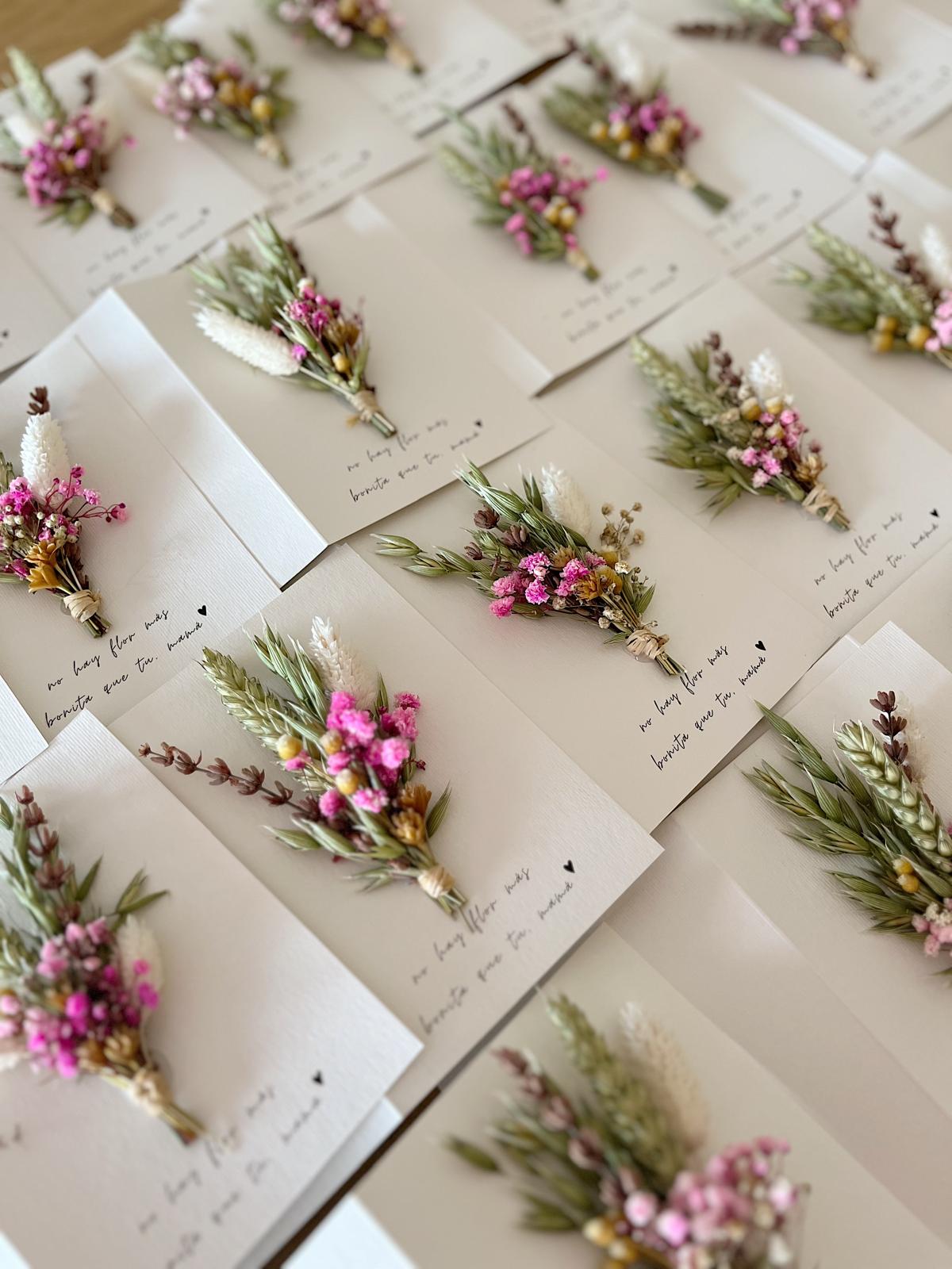 Tarjeta con ramito de flor preservada